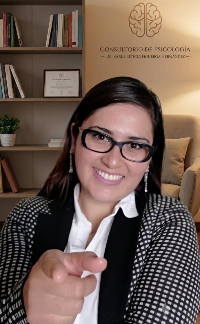 Psicóloga Karla Leticia Figueroa Hernández en su consultorio de Consultoría DIH